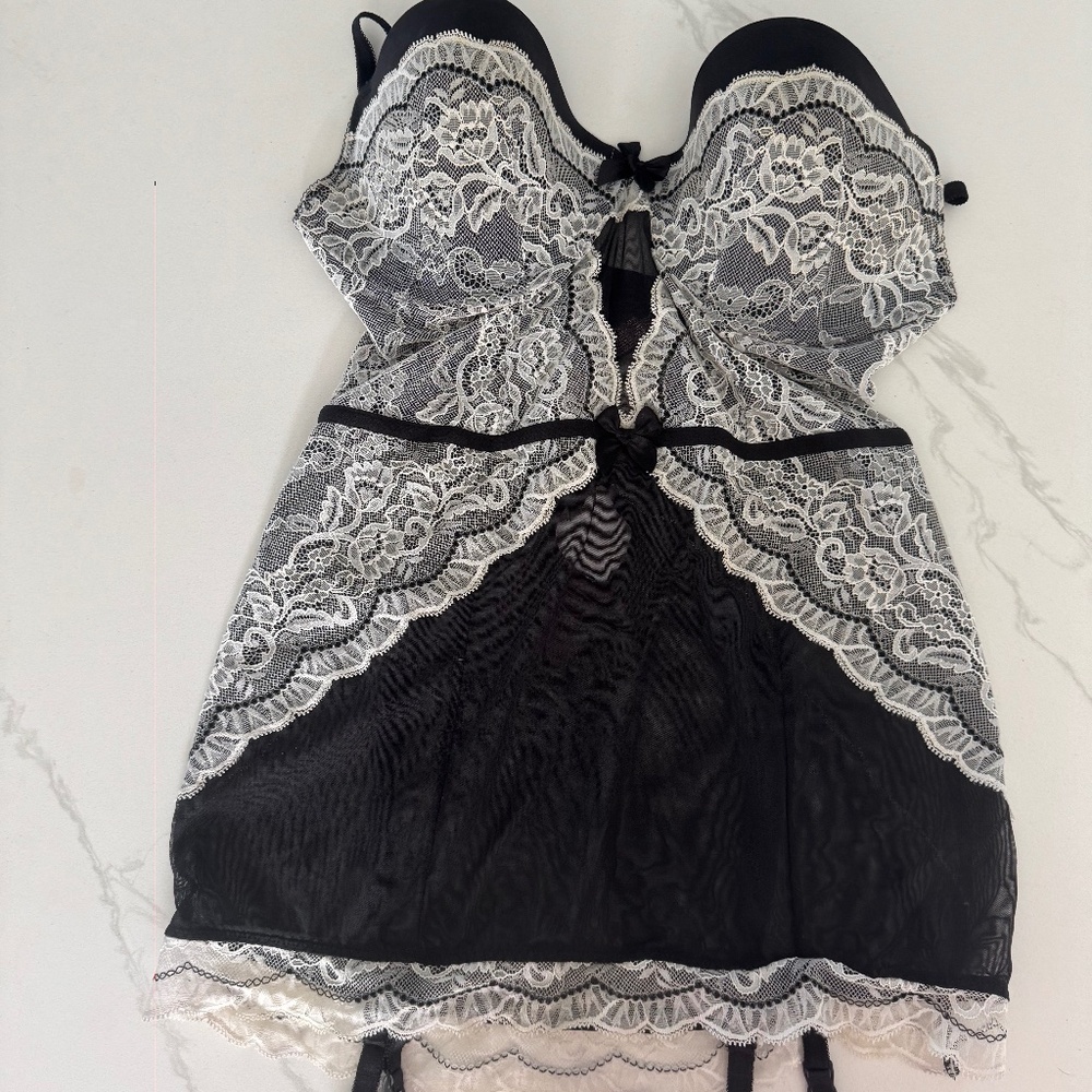 Victoria’s Secret Black & White Lace Bustier – Size 36D